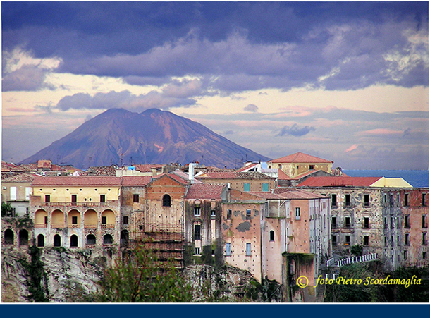 Tropea -Sullo sfondo lo Srtomboli